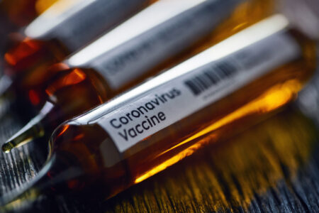 Rússia anuncia vacinação em massa contra covid-19 para outubro