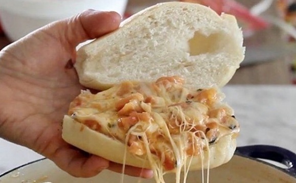Lanche de queijo puxa-puxa no pão francês quentinho e crocante