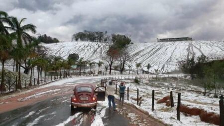 Montanhas amanhecem com gelo em Minas Gerais
