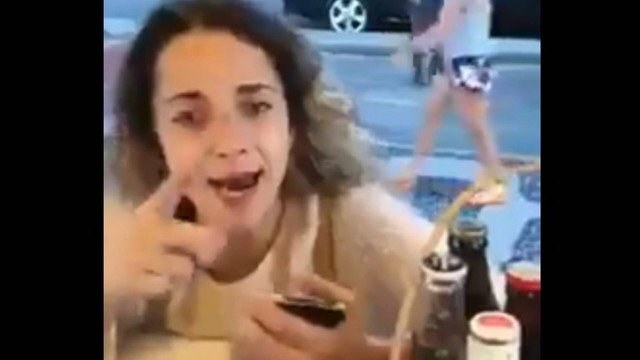 Mulher é filmada humilhando e ameaçando funcionários de quiosque no Rio de Janeiro