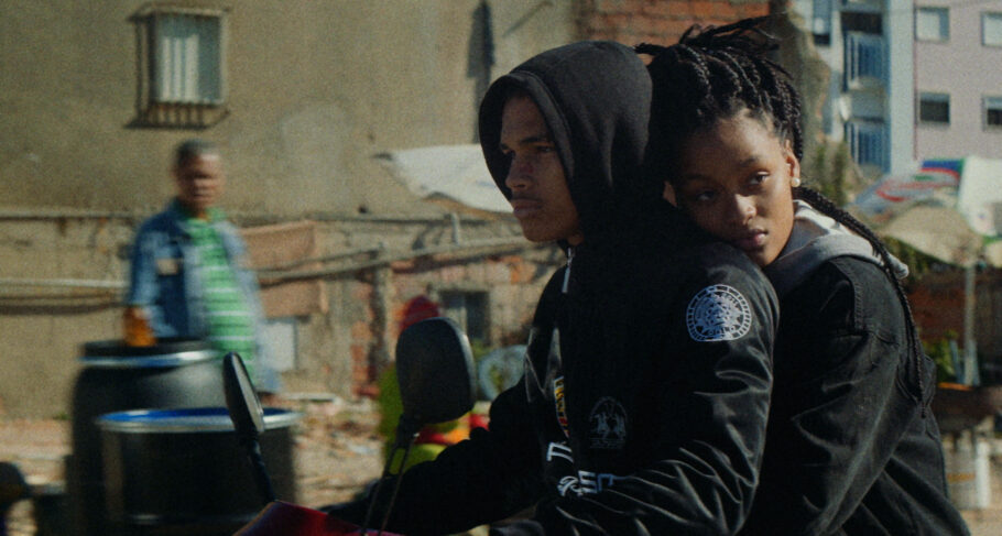 “O Fim do Mundo” narra a trajetória de um jovem em uma favela de Lisboa