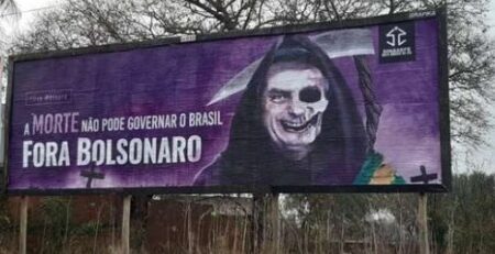 Outdoors que criticavam Bolsonaro foram derrubados e queimados (Sinasefe/Divulgação)