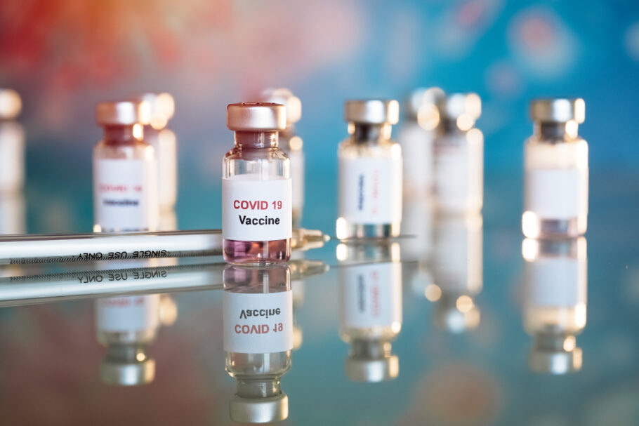 Agência reguladora europeia não vê ligação entre coágulos e vacina de Oxford