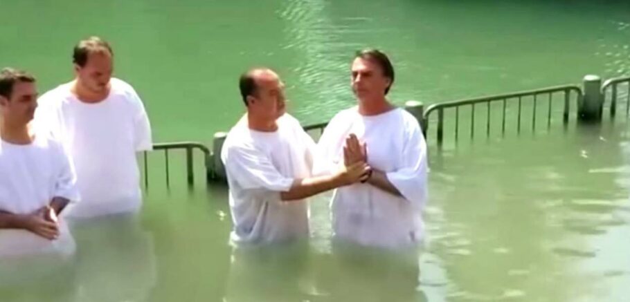 O pastor Everaldo batiza Jair Bolsonaro nas águas do rio Jordão, em Israel