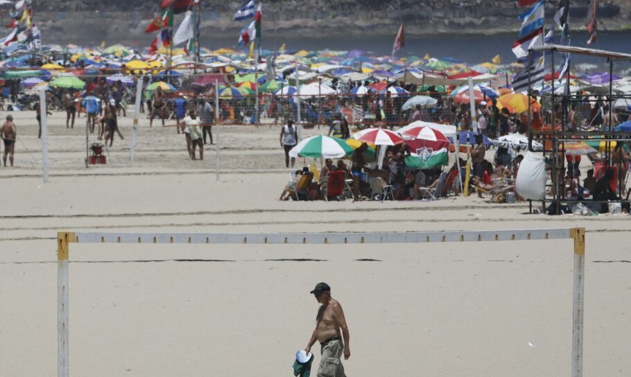 Embora proibida, tem sido comum a presença de muitos banhistas nas praias do Rio de Janeiro, principalmente aos finais de semana