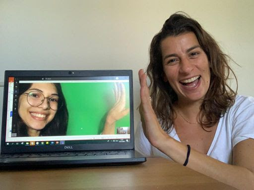 A brasileira Julia Steiner, que mora em Zurique (Suíça), com sua aluna Larissa Santos de Oliveira