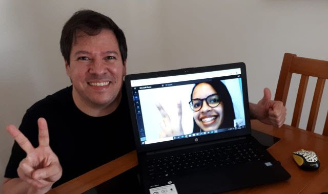 O voluntario André Simões, do Rio de Janeiro, e a aluna Daniela Pereira