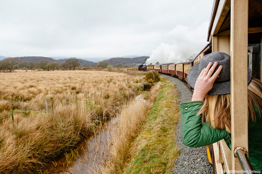 Viaje pelas paisagens mágicas das montanhas de Snowdonia a bordo da Welsh Highland Railway,