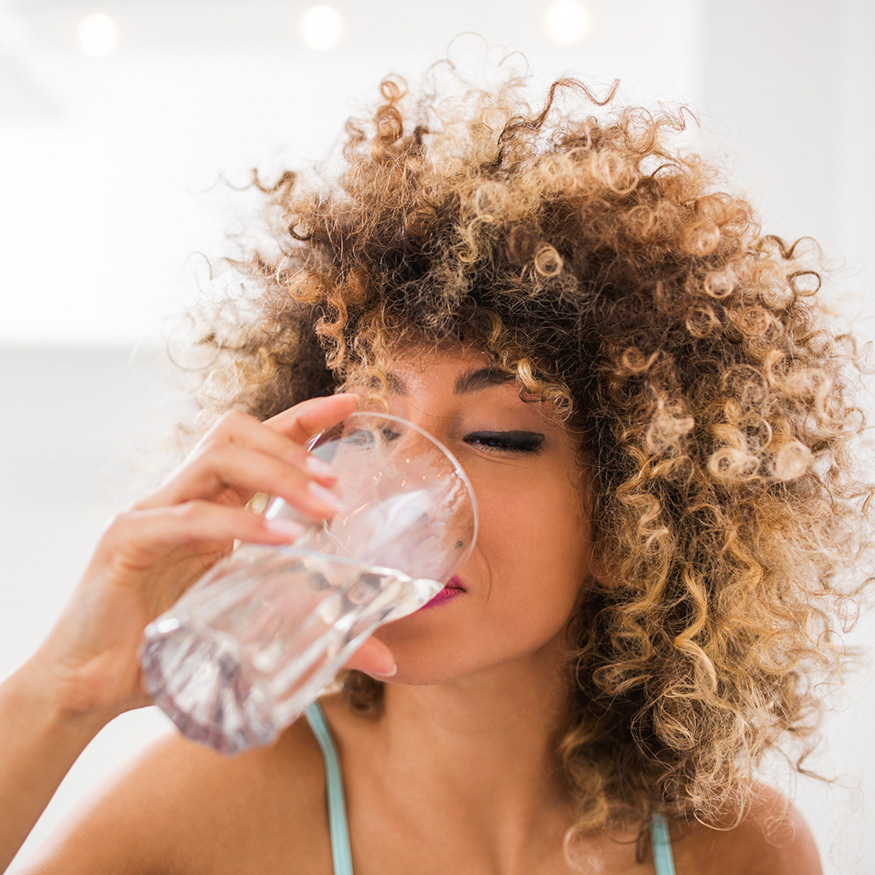 Sede, boca seca e urina escura são os sinais mais diretos de que você não está bebendo água direito – iStock/Getty Images 