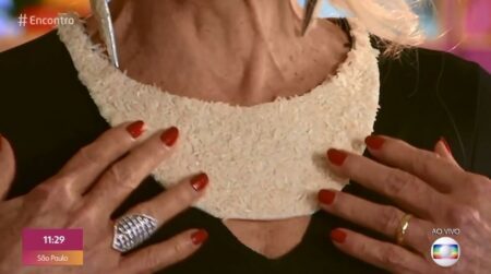 Detalhe do colar de arroz usado por Ana Maria Braga