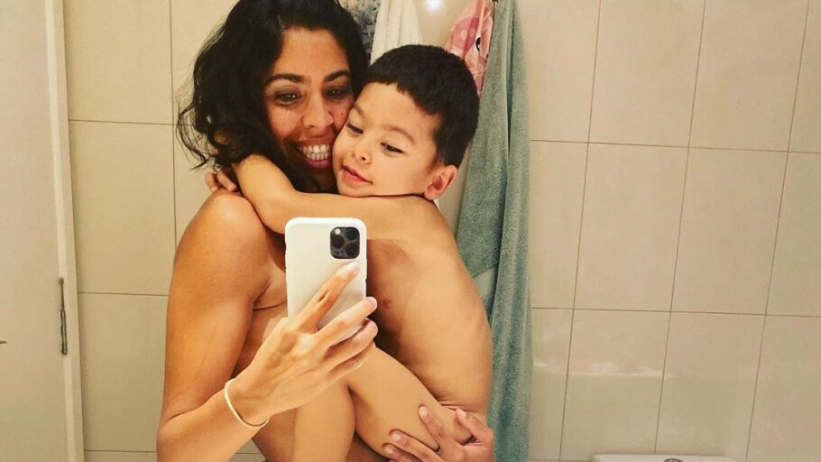 Bela Gil voltou a postar uma foto abraçada com o filho, Nino, de 4 anos; imagem havia sido banida do Instagram