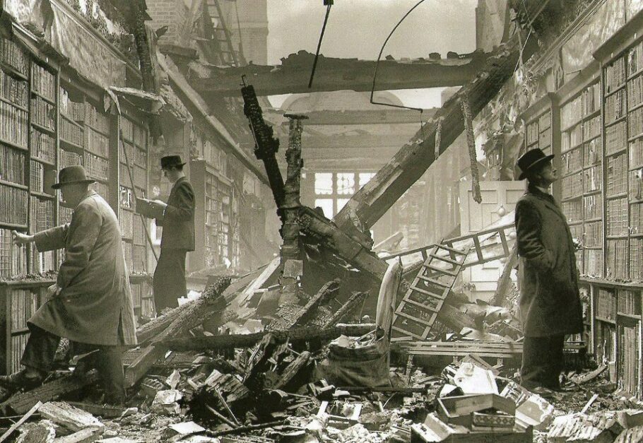 Biblioteca Holland House foi destruída por um bombardeio alemão durante a Segunda Guerra Mundial