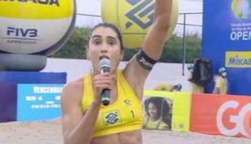 Jogadora de vôlei de praia Carol Solberg grita ‘fora Bolsonaro’ em premiação