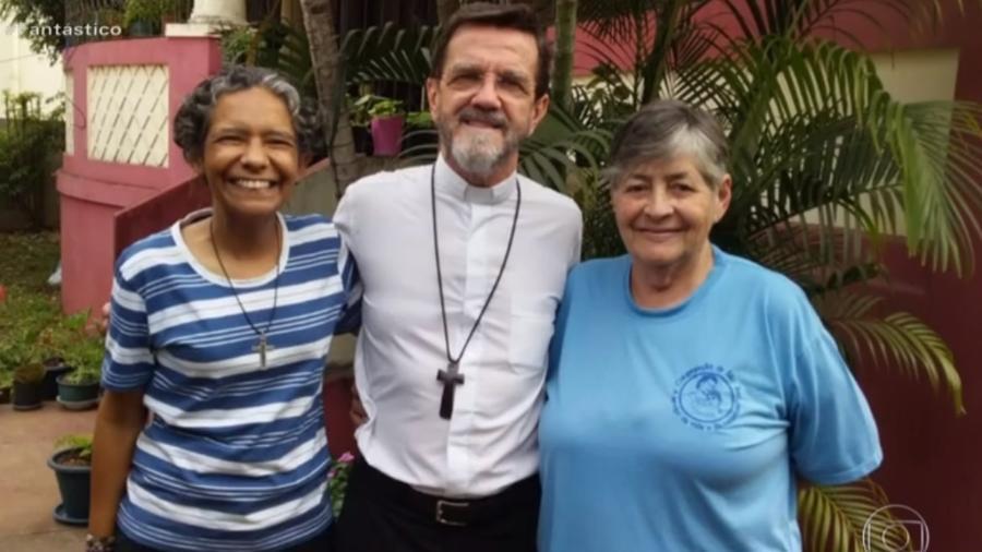 As freiras Inês (à esq.) e Eliane com o bispo Dom Luiz Fernando Lisboa; as religiosas foram mantidas reféns por 24 dias em Moçambique