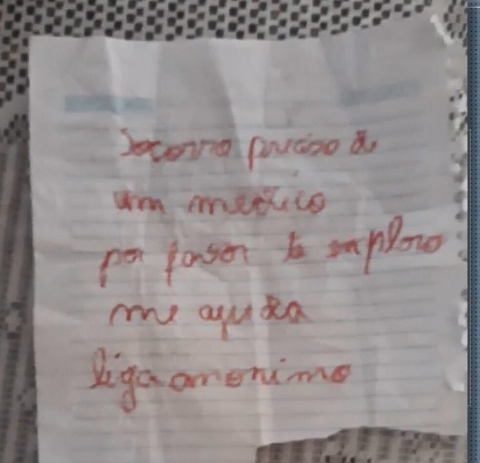  O bilhete com pedido de ajuda escrito pela mulher que foi espancada pelo marido