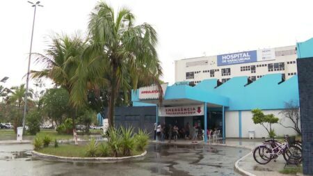 Menina de 3 anos baleada no tórax está internada no Hospital de Saracuruna, em Duque de Caxias, na Baixada Fluminense (RJ)