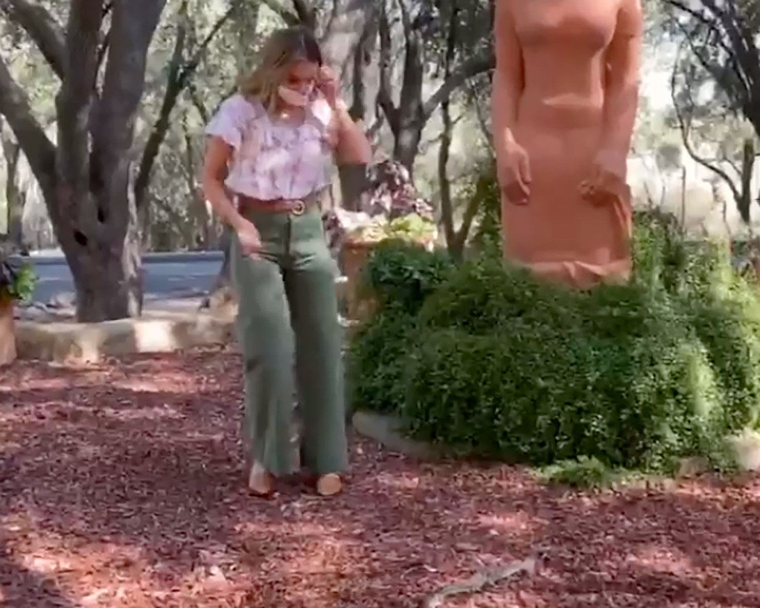 A atriz Jessica Alba levou um susto ao encontrar cobra perto de estátua durante passeio no parque
