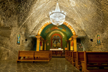 Capela no interior da mina de sal de Wieliczka, na Polônia