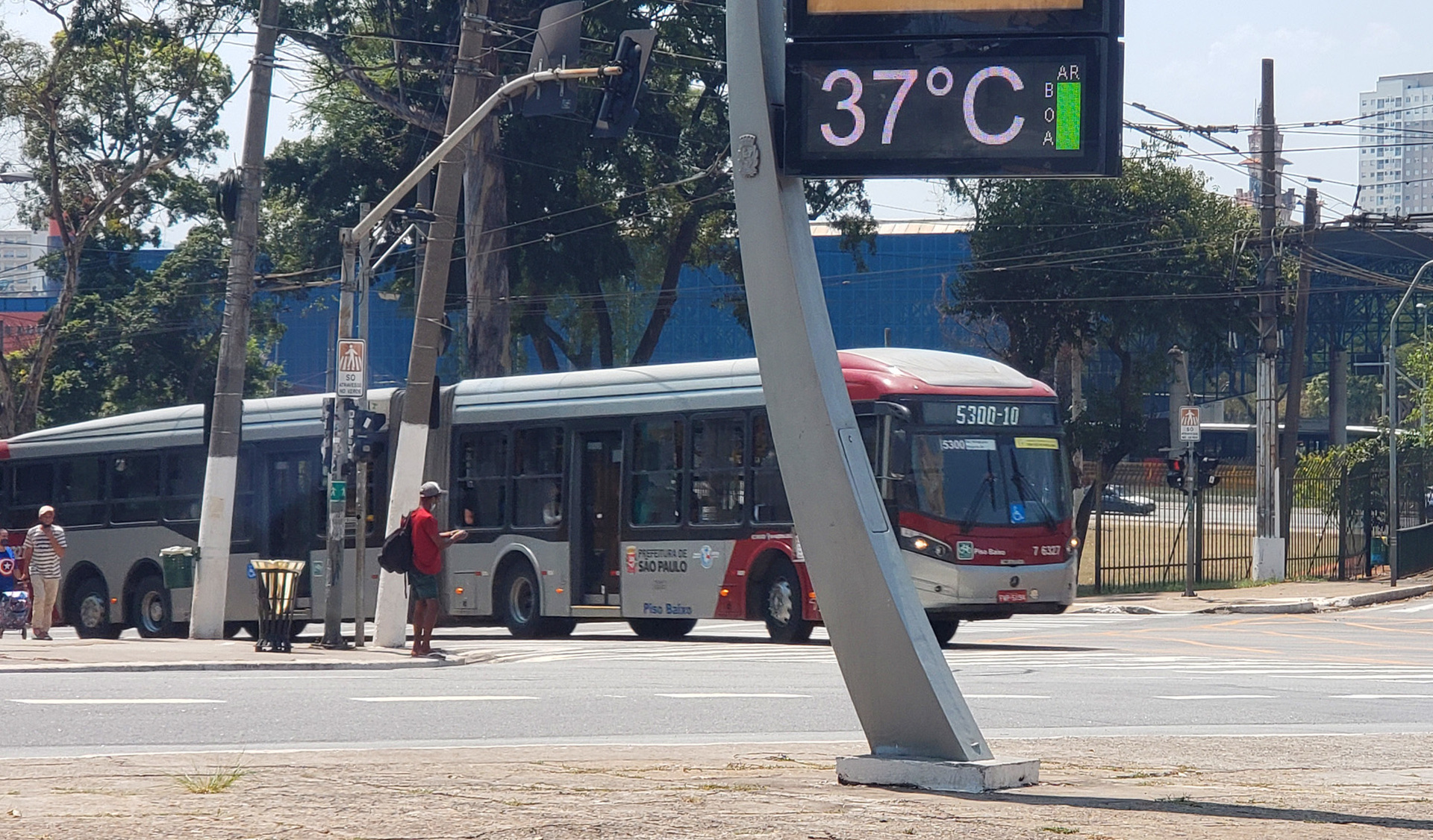 São Paulo SDP 30 09 2020 A temperatura na capital chegou a 37 graus com muito calor no centro da cidade Foto Jorge Araujo/ Fotos Publicas
