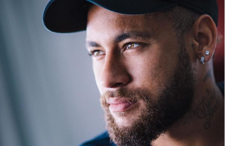 ‘De cabeça fria’, Neymar desabafa na web e pede punição a zagueiro