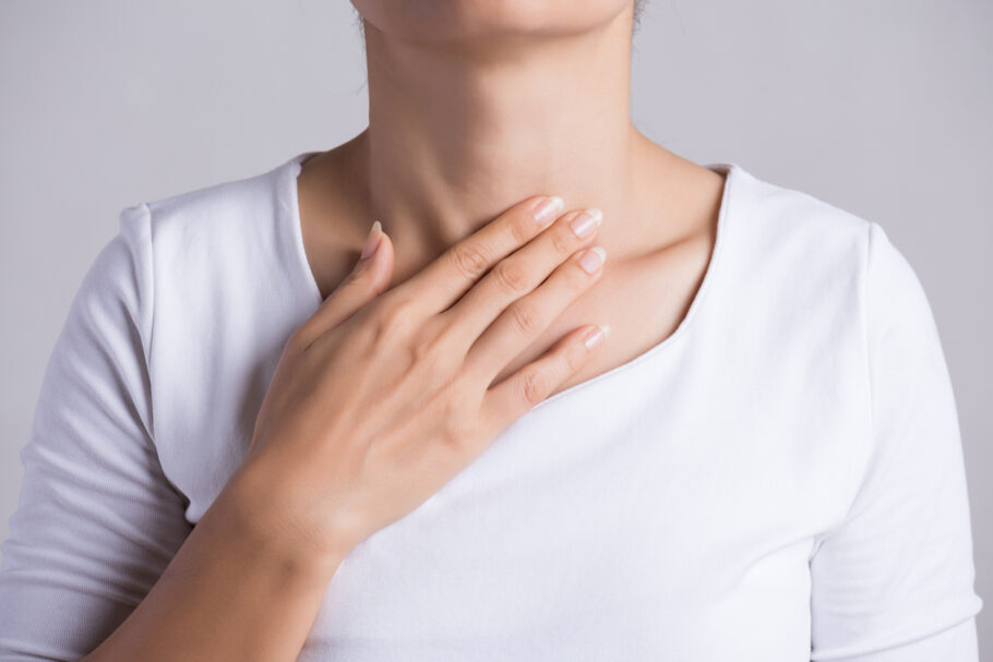 A sensação de nó na garganta pode ser causada por emoções e também por problemas físicos