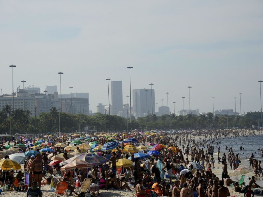 Praia do Flamengo na zona sul do Rio de Janeiro no domingo