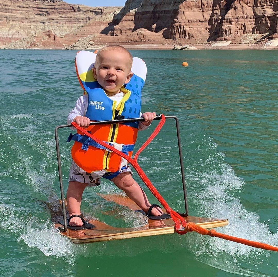 O vídeo de um bebê praticando esqui aquático está causando polêmica nas redes sociais
