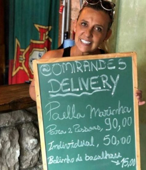 Rita Cadillac entrega quentinhas para ajudar restaurante vizinho