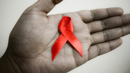 O preconceito e a discriminação contra com o HIV e com as pessoas portadoras do vírus se chama sorofobia