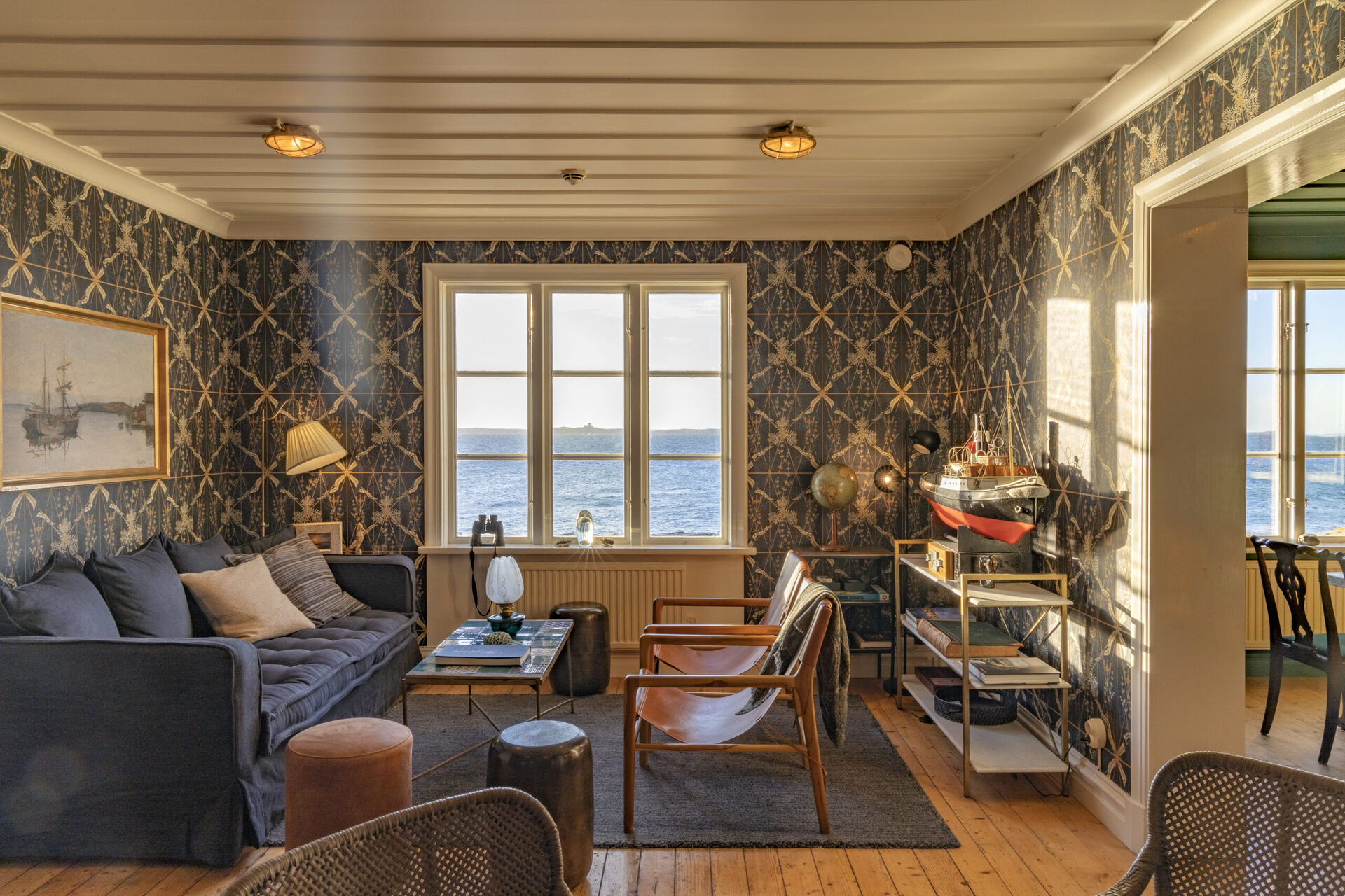 De inspiração marinha, os interiores apresentam paredes e tetos com painéis de madeira e móveis rústicos