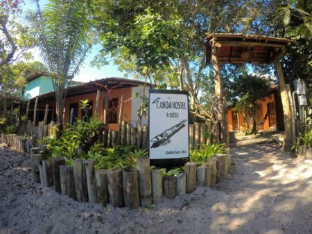 Entrada do Canoa Hostel, uma das opções de hospedagem em Caraíva, no sul da Bahia