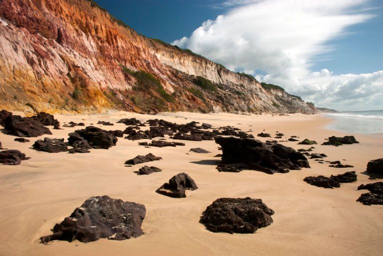 Japara Mirim, tranquila praia de falésias, a 8 km de Cumuruxatiba. na Bahia