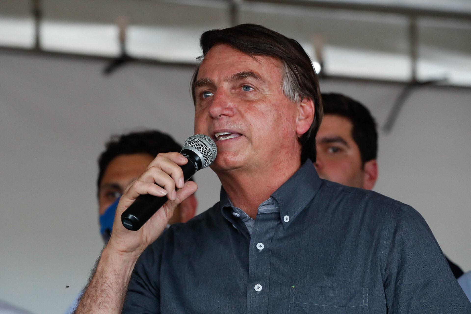  Bolsonaro faz piada homofóbica após beber refrigerante rosa no Maranhão
