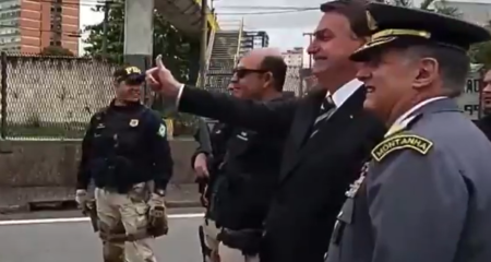 Bolsonaro acenava para motoristas na Dutra quando recebeu um ‘pau no c*’