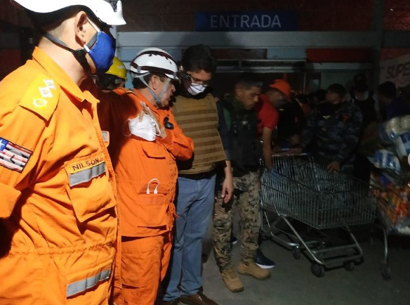Cerca de 300 bombeiros militares e civis trabalharam no resgate