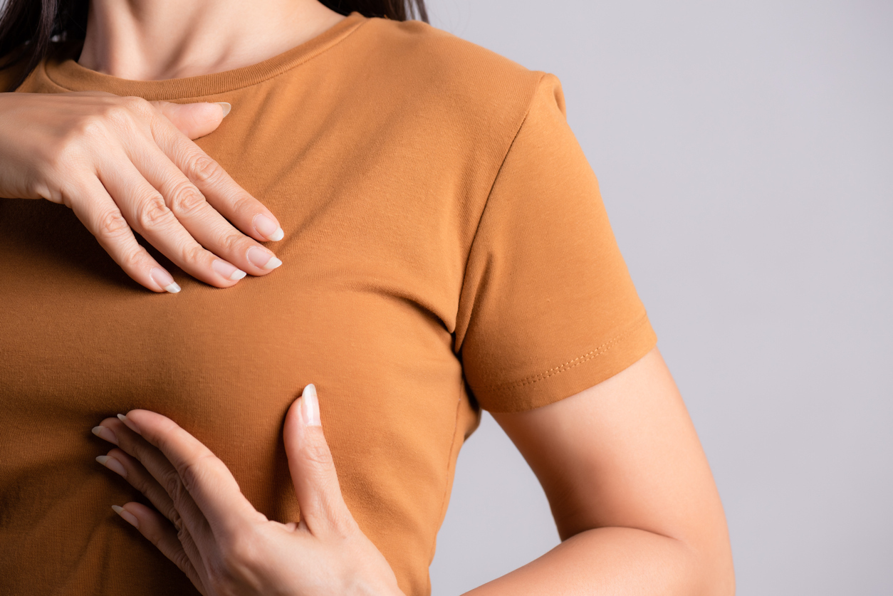 Prática periódica do autoexame pode contribuir para o diagnóstico precoce do câncer de mama – iStock/Getty Images
