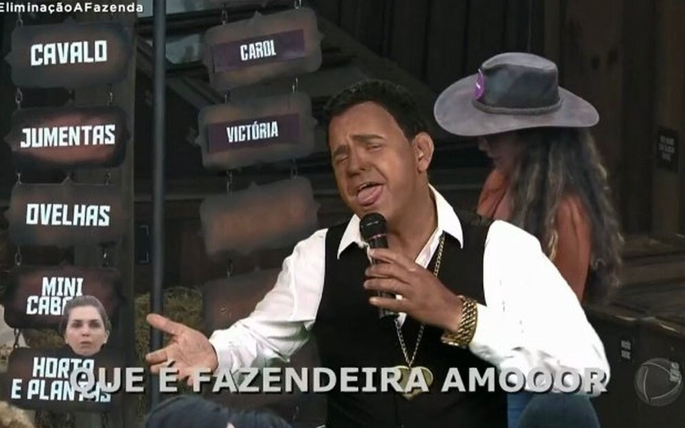 O humorista Carioca faz blackface em paródia de Luiz Carlos, do Raça Negra, em “A Fazenda”