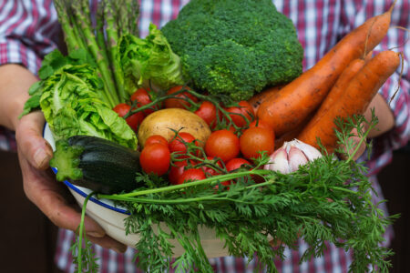 Uma alimentação saudável, composto por legumes e vegetais, é fundamental para a manutenção do nível adequado de colesterol.