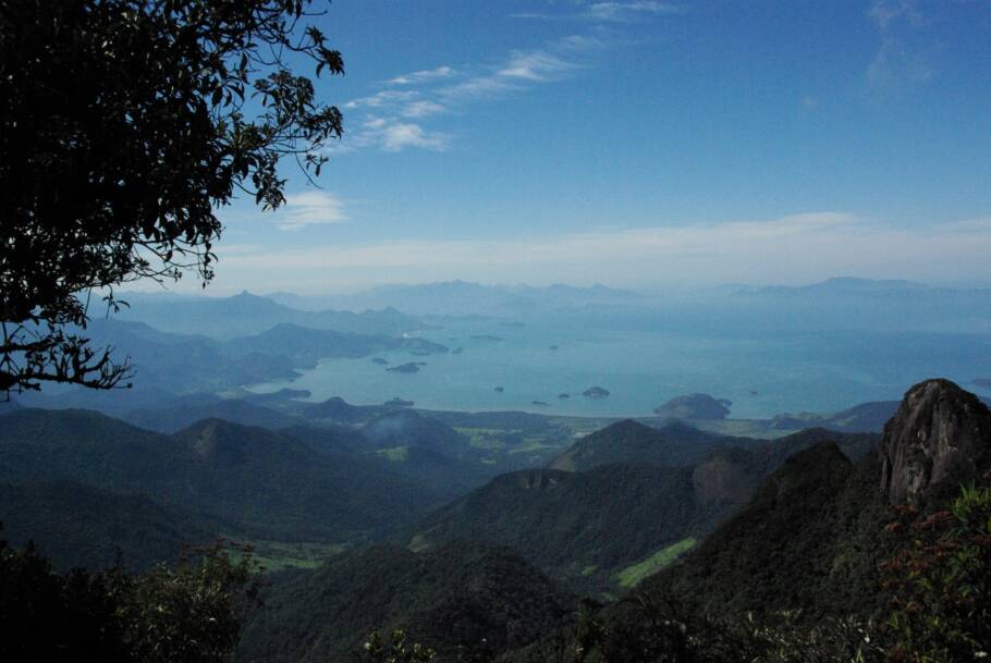 Vista do alto da Pedra da Macela, a 1.840 metros de altitude. A entrada para esse ponto turístico se dá por Cunha. Em dias de