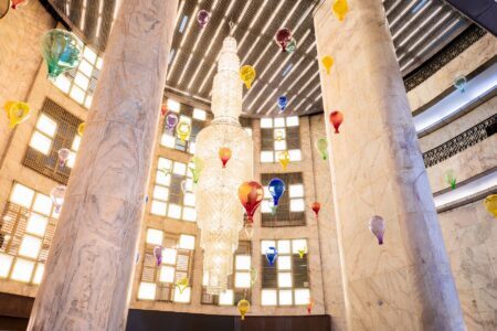 A exposição ‘Revoada’ cria cenografia com 70 balões de vidro no hall do Farol Santander