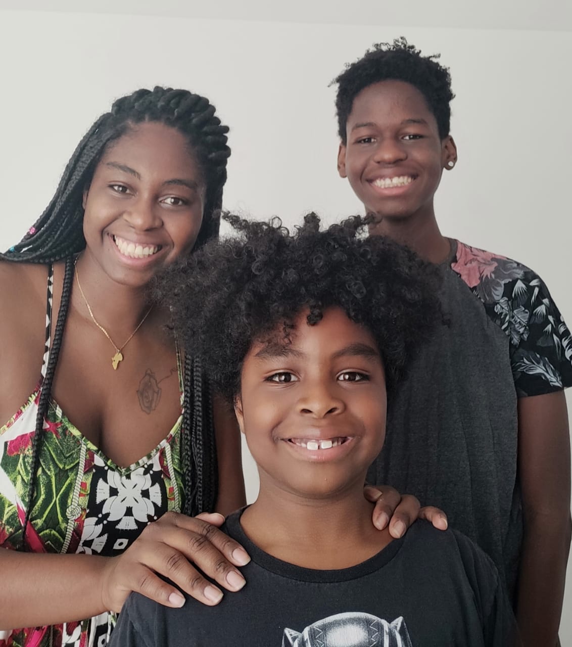 Mães e pais negros se fortalecem em redes de apoio no Facebook