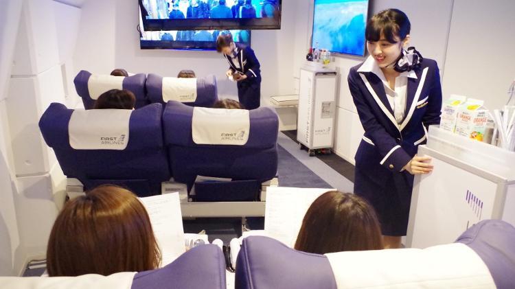 First Airlines recria serviço de bordo oferecido durante os voos em meio à experiência virtual
