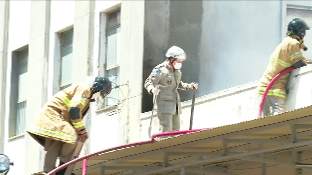 Bombeiros combatem às chamas no Hospital Federal de Bonsucesso, na zona norte do Rio