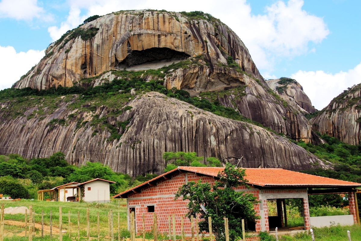 Pedra da Boca, com seus 251 metros de altura, é uma das atrações de Araruna, no agreste da Paraíba