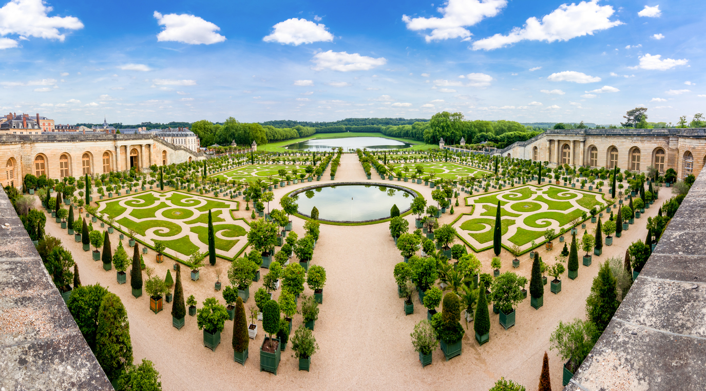 O belo jardim do Palácio de Versalhes, no arredores de Paris