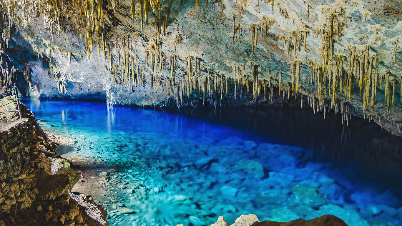 Gruta do Lago Azul, uma das atrações mais populares de Bonito, fascina os turistas pela cor de suas água, em meio a rochas e estalactites – (iStock/Getty Images)