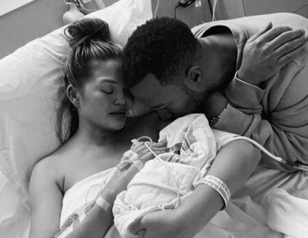 O cantor John Legend e a modelo Chrissy Teigen perdem bebê no parto e modelo faz triste desabafo nas redes