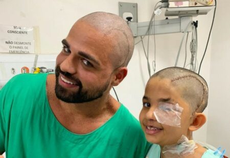 Menino raspa cabeça de médico que retirou tumor de seu cérebro