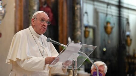 Papa tira sido exposto à covid-19 após receber arcebispo infectado