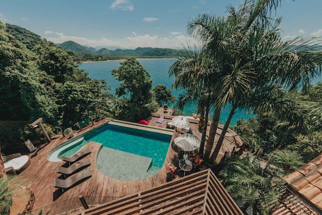 onde ficar no Mamanguá e Paraty: a vista da piscina da Casa de Vidro